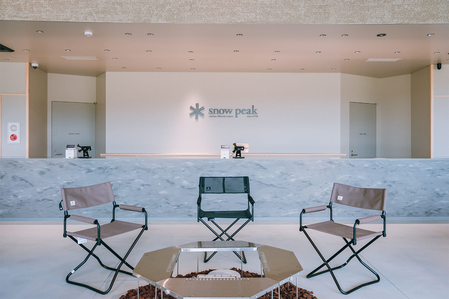 ストア・管理棟（新西口 スノーピーク グラウンズ内）