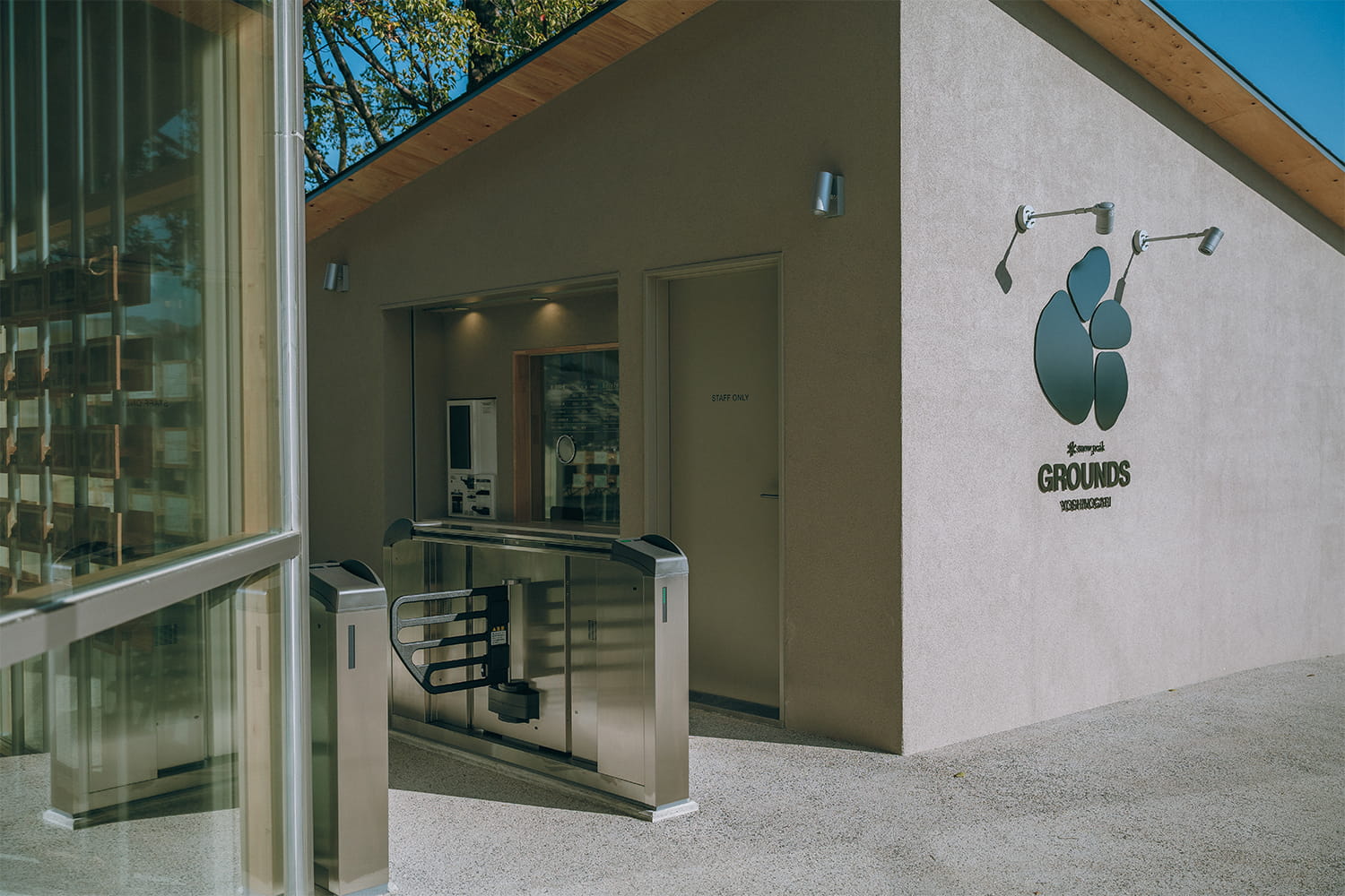 ストア・管理棟（新西口 スノーピーク グラウンズ内）