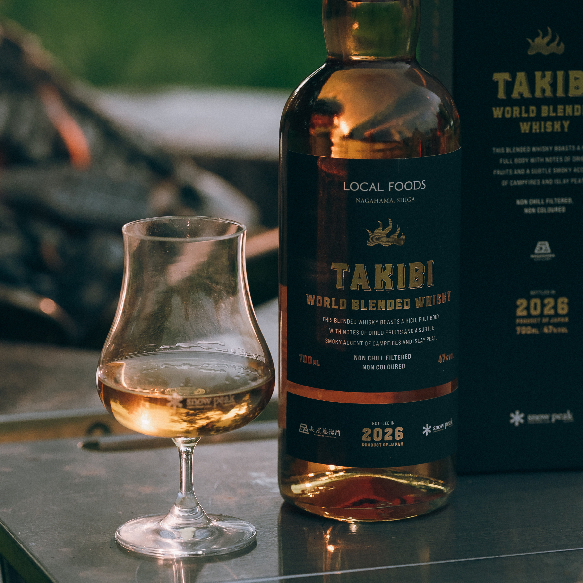 グラスとTAKIBIのボトル
